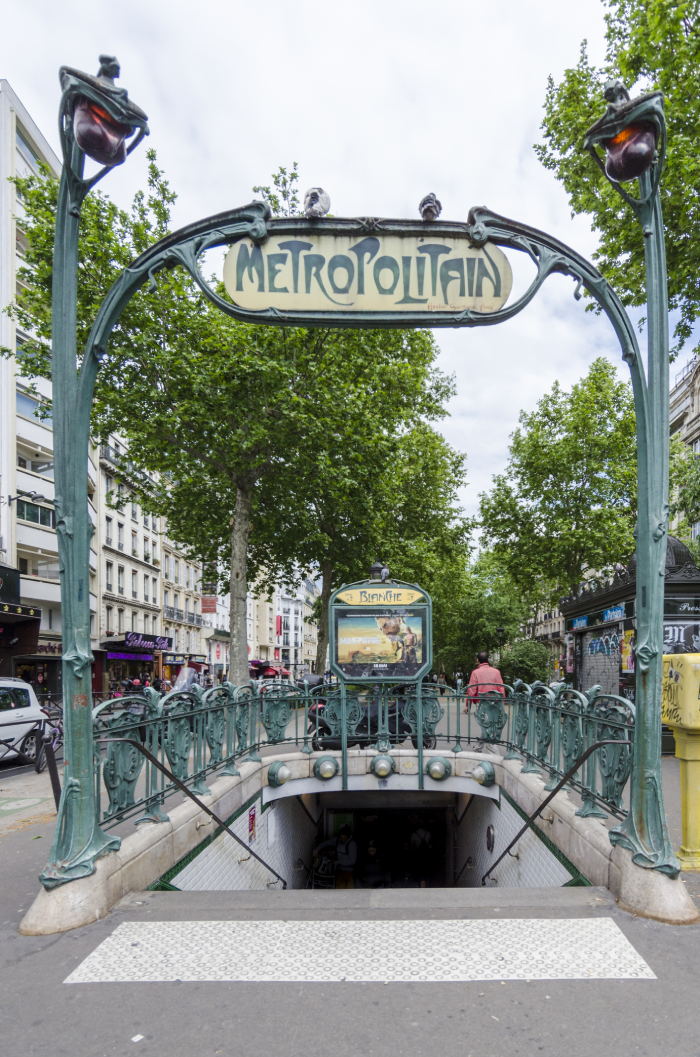 エクトール・ギマールによるパリの地下鉄駅出入り口